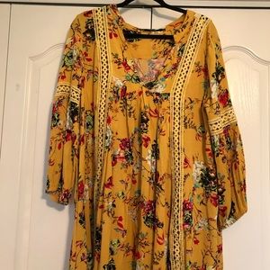 Women’s floral yellow shift dress
